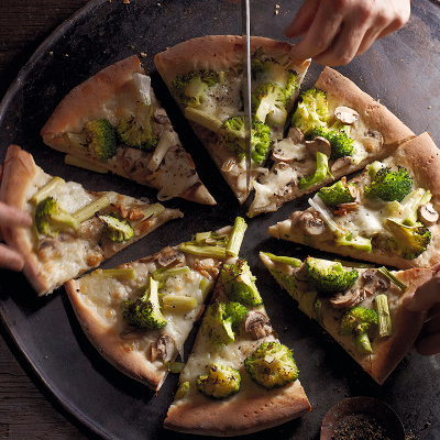 pizza-bianca-with-broccoli-mushrooms